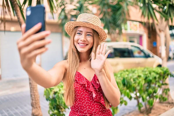 Νεαρό Καυκάσιο Τουριστικό Κορίτσι Χαμογελώντας Χαρούμενος Κάνει Βιντεοκλήση Χρησιμοποιώντας Smartphone — Φωτογραφία Αρχείου