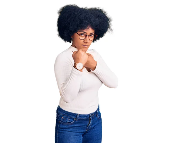 年轻的非洲裔美国姑娘 身穿休闲装 戴着眼镜 准备以拳头还击 怒气冲冲 满脸愁容 唯恐问题缠身 — 图库照片