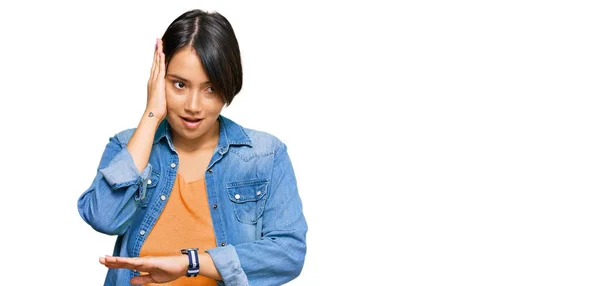 Молодая Красивая Латиноамериканка Короткими Волосами Джинсовой Куртке Смотрит Часы Боится — стоковое фото