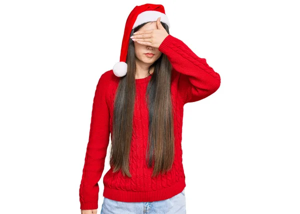 Joven Mujer China Con Sombrero Navidad Cubriendo Los Ojos Con — Foto de Stock