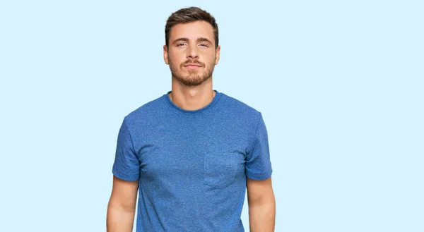 Hombre Caucásico Guapo Usando Ropa Casual Relajado Con Expresión Seria — Foto de Stock