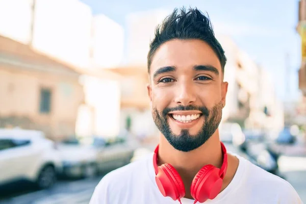 Jonge Arabier Man Lacht Gelukkig Met Behulp Van Koptelefoon Lopen — Stockfoto