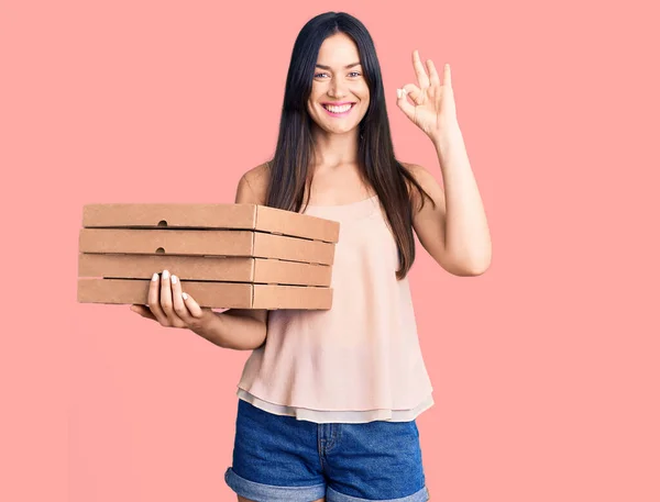 Jovem Bela Mulher Caucasiana Segurando Entrega Caixa Pizza Fazendo Sinal — Fotografia de Stock