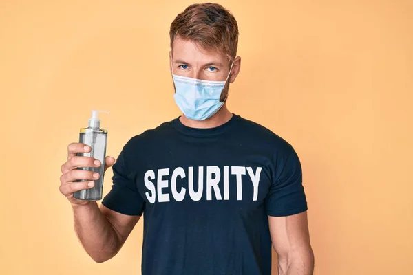 Jonge Blanke Man Draagt Veiligheid Shirt Medisch Masker Met Hand — Stockfoto