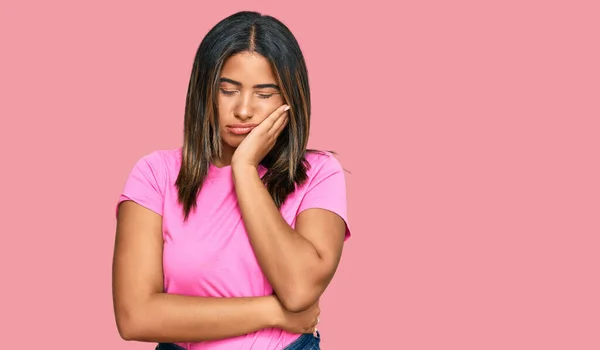 Jeune Fille Latine Portant Des Vêtements Décontractés Pensant Fatigué Ennuyé — Photo