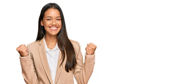 Hermosa Mujer Hispana Con Chaqueta Negocios Celebrando Sorprendida Sorprendida Por — Foto de Stock