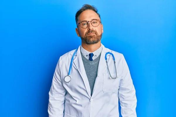 Hombre Guapo Mediana Edad Vistiendo Uniforme Médico Estetoscopio Relajado Con — Foto de Stock