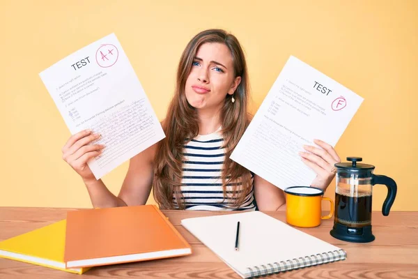 Ung Vacker Kaukasisk Kvinna Visar Misslyckade Och Klarat Examen Sitter — Stockfoto