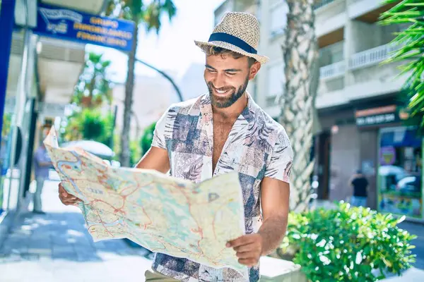 Joven Hispano Vacaciones Sonriendo Feliz Sosteniendo Mapa Ciudad Caminando Por —  Fotos de Stock