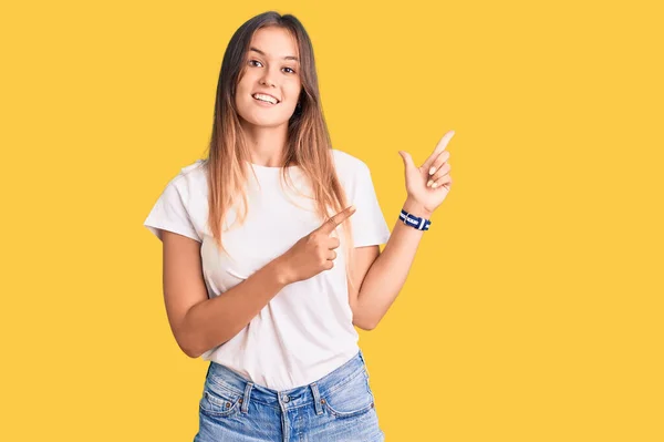 Mulher Branca Bonita Vestindo Camiseta Branca Casual Sorrindo Olhando Para — Fotografia de Stock