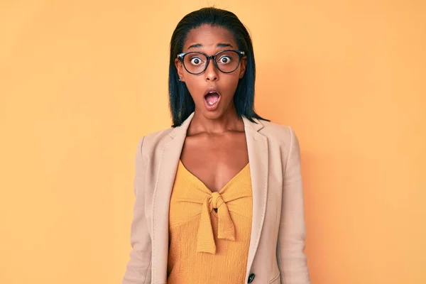 Junge Afrikanisch Amerikanische Frau Businesskleidung Verängstigt Und Schockiert Mit Überraschtem — Stockfoto