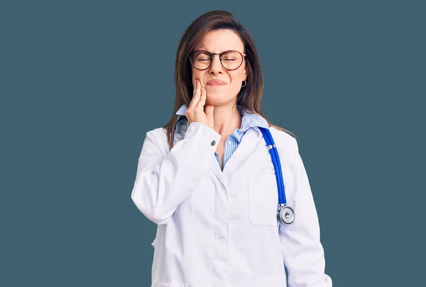 의사에게 청진기를 안경을 아름다운 여자는 치통이나 질환때문에 스러운 표정으로 손으로 — 스톡 사진