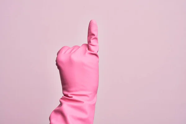 考卡年轻人的手 戴着清洁手套 戴在孤立的粉色背景上 表现出小指作为小指的承诺 排名第一 — 图库照片