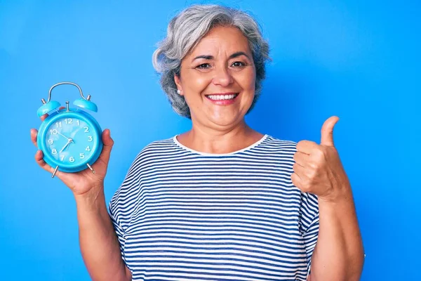 Senior Spaanse Vrouw Met Wekker Glimlachend Gelukkig Positief Duim Omhoog — Stockfoto