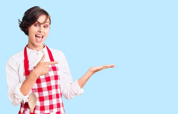 Mulher Bonita Com Cabelo Curto Vestindo Avental Cozinheiro Profissional Espantado — Fotografia de Stock