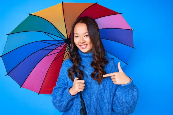 Jong Mooi Chinees Meisje Houden Kleurrijke Paraplu Wijzend Vinger Naar — Stockfoto