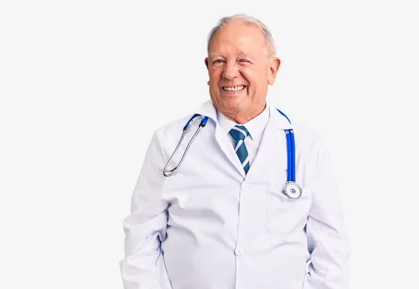 Senior Knappe Grijsharige Man Met Doktersjas Stethoscoop Knipogen Naar Camera — Stockfoto