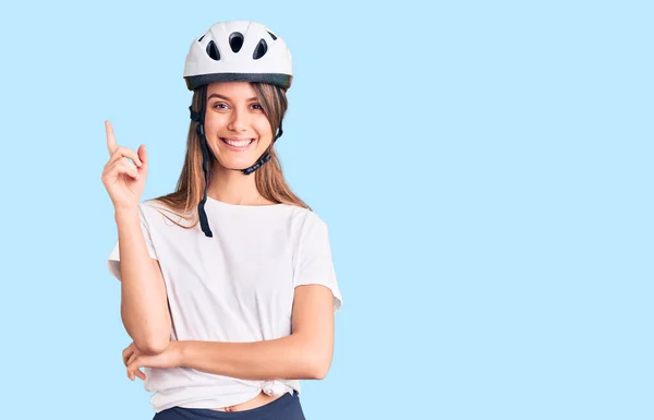 Menina Bonita Nova Usando Capacete Bicicleta Sorrindo Feliz Apontando Com — Fotografia de Stock