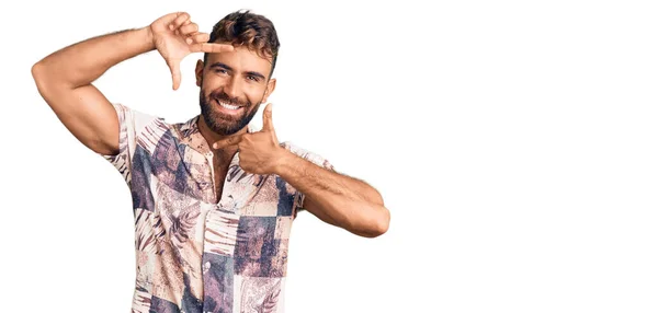 Jovem Hispânico Vestindo Roupas Verão Sorrindo Fazendo Moldura Com Mãos — Fotografia de Stock