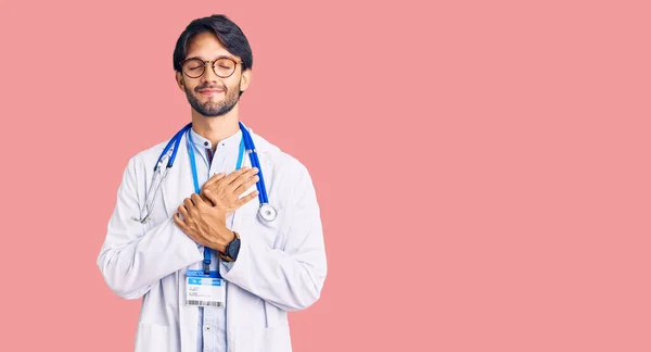 Schöner Hispanischer Mann Arztuniform Und Stethoskop Lächelnd Mit Den Händen — Stockfoto