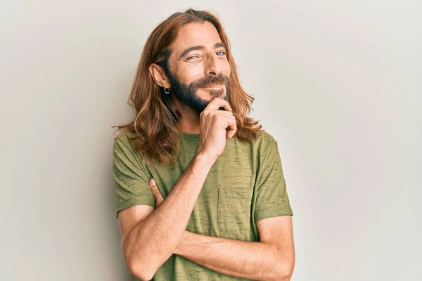 Homem Atraente Com Cabelos Longos Barba Vestindo Roupas Casuais Sorrindo — Fotografia de Stock