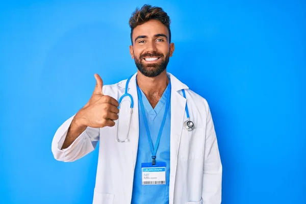 Junger Hispanischer Mann Arztuniform Und Stethoskop Lächelt Glücklich Und Positiv — Stockfoto