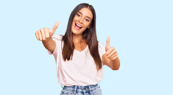 Jeune Femme Hispanique Portant Shirt Blanc Décontracté Approuvant Faire Geste — Photo