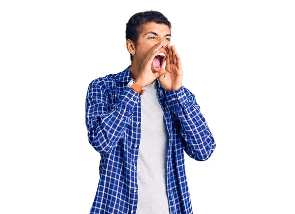 Joven Hombre Amerciano Africano Usando Ropa Casual Gritando Enojado Voz —  Fotos de Stock