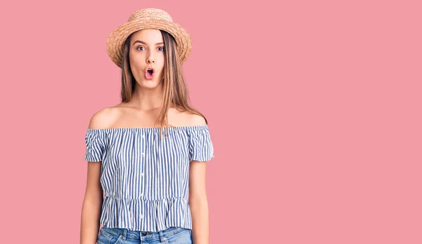 Joven Hermosa Chica Con Sombrero Camiseta Miedo Conmocionado Con Expresión —  Fotos de Stock