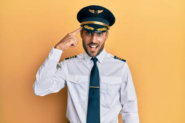 Snygg Hispanic Man Bär Flygplan Pilot Uniform Ler Pekar Mot — Stockfoto
