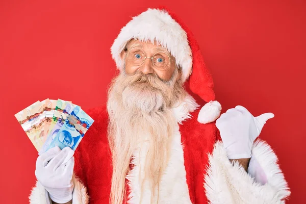 Starý Starší Muž Šedivými Vlasy Dlouhými Vousy Kostýmu Santa Clause — Stock fotografie