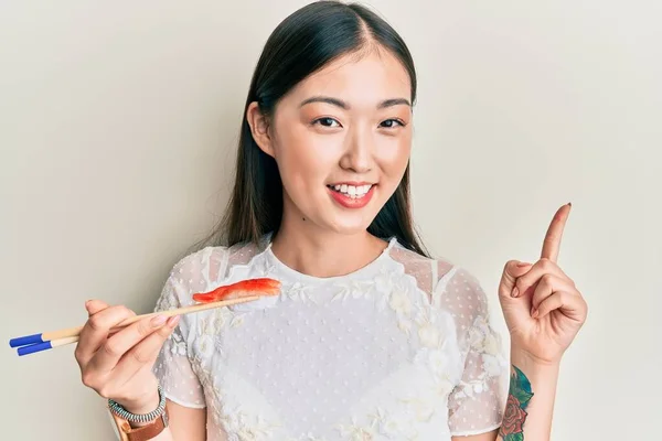 Giovane Donna Cinese Che Mangia Sushi Gamberi Con Bacchette Sorridenti — Foto Stock