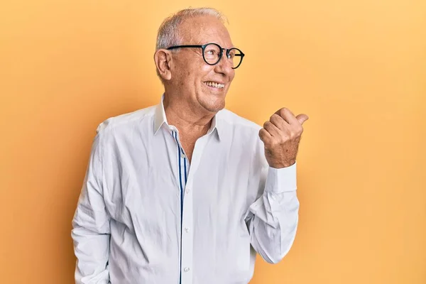 Älterer Kaukasischer Mann Mit Lässiger Kleidung Und Brille Die Den — Stockfoto
