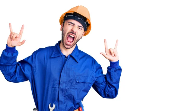 Jovem Hispânico Vestindo Uniforme Trabalhador Gritando Com Expressão Louca Fazendo — Fotografia de Stock