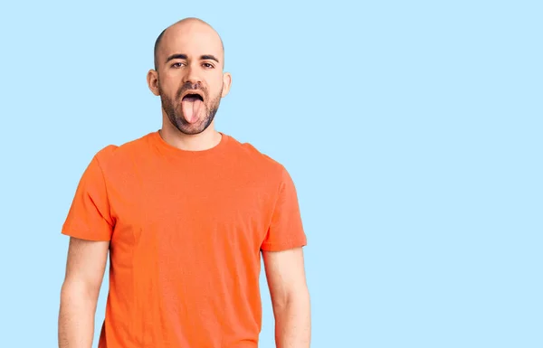 Genç Yakışıklı Adam Sıradan Tişörtler Giyiyor Dilini Komik Bir Ifadeyle — Stok fotoğraf