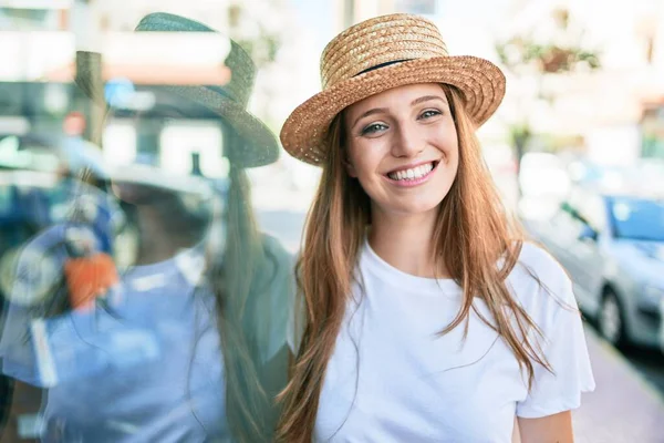 Jovem Loira Férias Sorrindo Feliz Inclinando Parede Rua Cidade — Fotografia de Stock