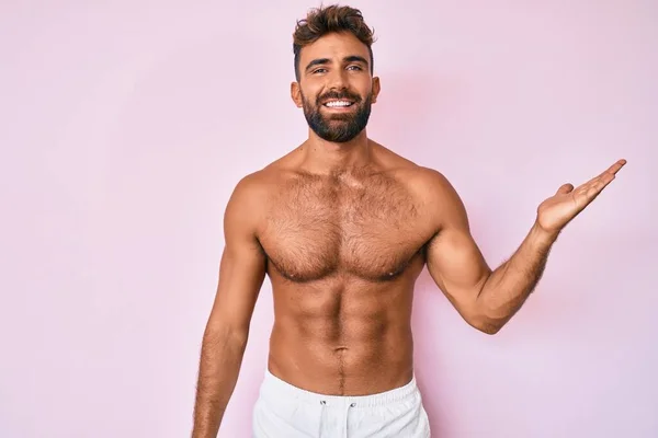 Joven Hispano Pie Sin Camisa Sonriente Alegre Presentando Señalando Con — Foto de Stock