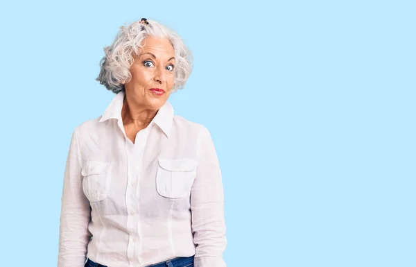 Senior Mujer Pelo Gris Vistiendo Ropa Casual Sonriendo Mirando Lado —  Fotos de Stock