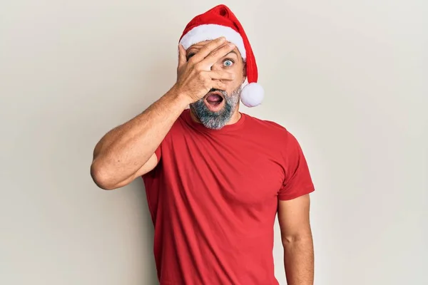 Gut Aussehender Mann Mittleren Alters Mit Weihnachtsmütze Und Sommer Shirt — Stockfoto