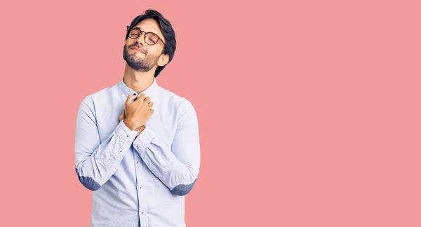 Bello Ispanico Che Indossa Camicia Lavoro Occhiali Sorridenti Con Mani — Foto Stock