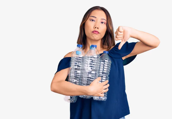 Junge Schöne Chinesin Hält Recycling Plastikflaschen Mit Wütendem Gesicht Negatives — Stockfoto