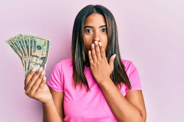 Junges Lateinisches Mädchen Mit Dollars Die Mund Und Hand Bedecken — Stockfoto