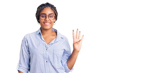 Ung Afrikansk Amerikansk Kvinna Med Flätor Bär Casual Kläder Och — Stockfoto