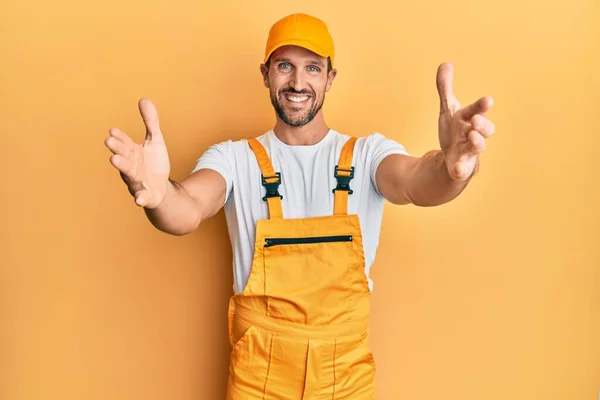 Ung Stilig Man Bär Handyman Uniform Över Gul Bakgrund Tittar — Stockfoto