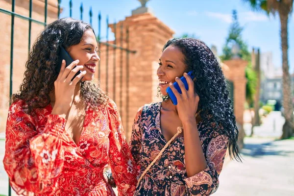 Afroamerikanische Mutter Und Tochter Lächeln Fröhlich Und Reden Park Auf — Stockfoto