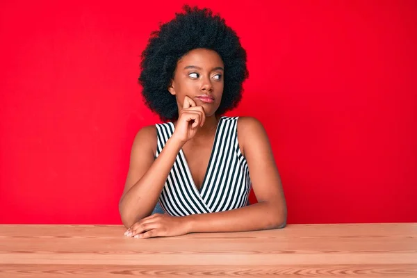 Jonge Afrikaanse Amerikaanse Vrouw Dragen Casual Kleding Denken Geconcentreerd Twijfel — Stockfoto