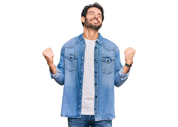 Ung Latinamerikan Man Bär Casual Kläder Mycket Glad Och Upphetsad — Stockfoto