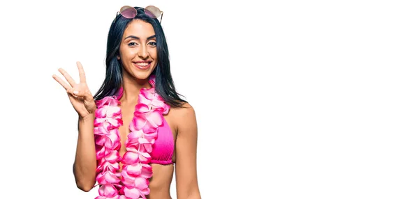 Hermosa Mujer Hispana Con Bikini Lei Hawaiano Mostrando Señalando Hacia —  Fotos de Stock