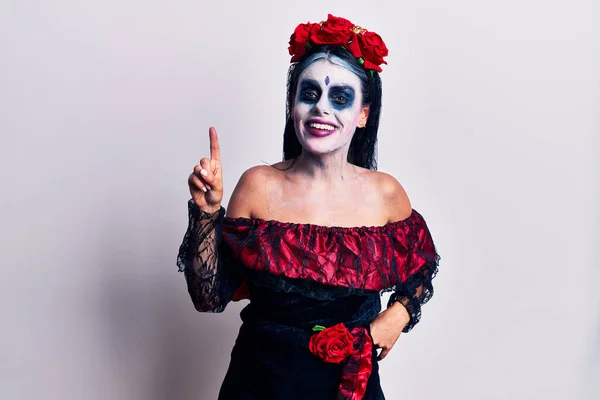 Mujer Joven Vistiendo Día Mexicano Del Maquillaje Muerto Señalando Con — Foto de Stock