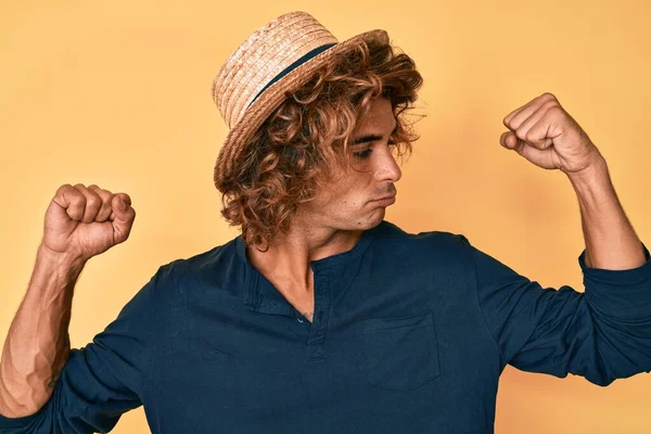 Joven Hombre Hispano Con Sombrero Verano Mostrando Los Músculos Los — Foto de Stock